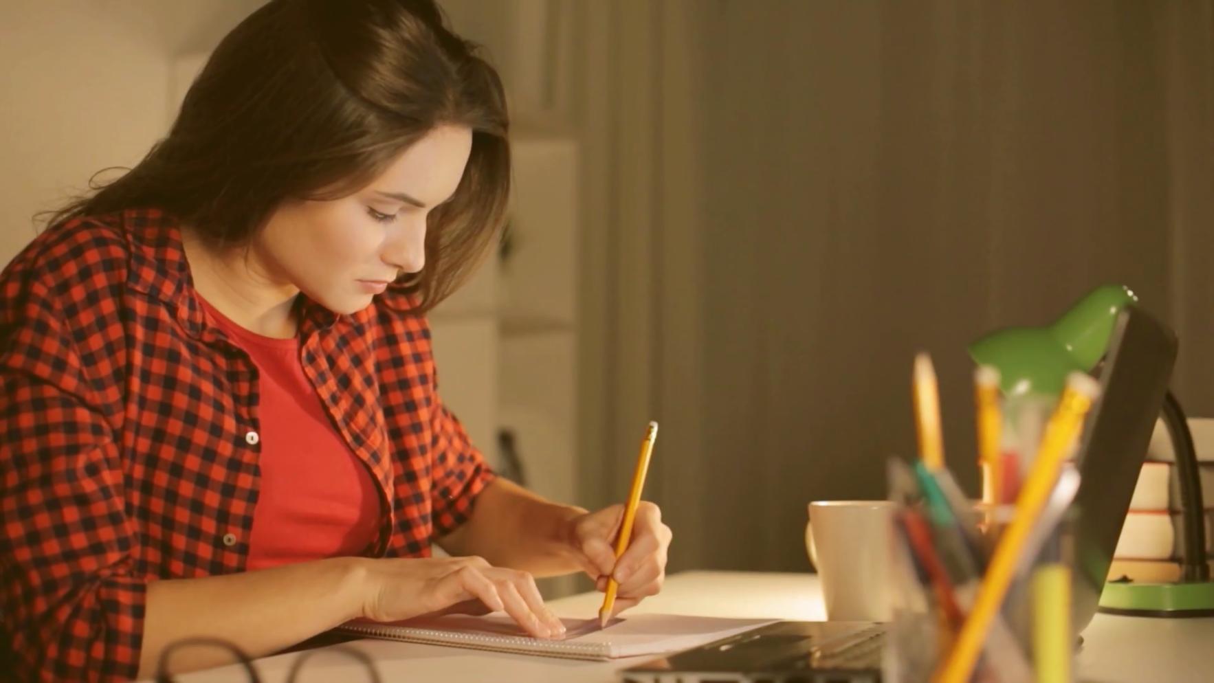 Sala de curs cu participanți activi la seminarii SEO